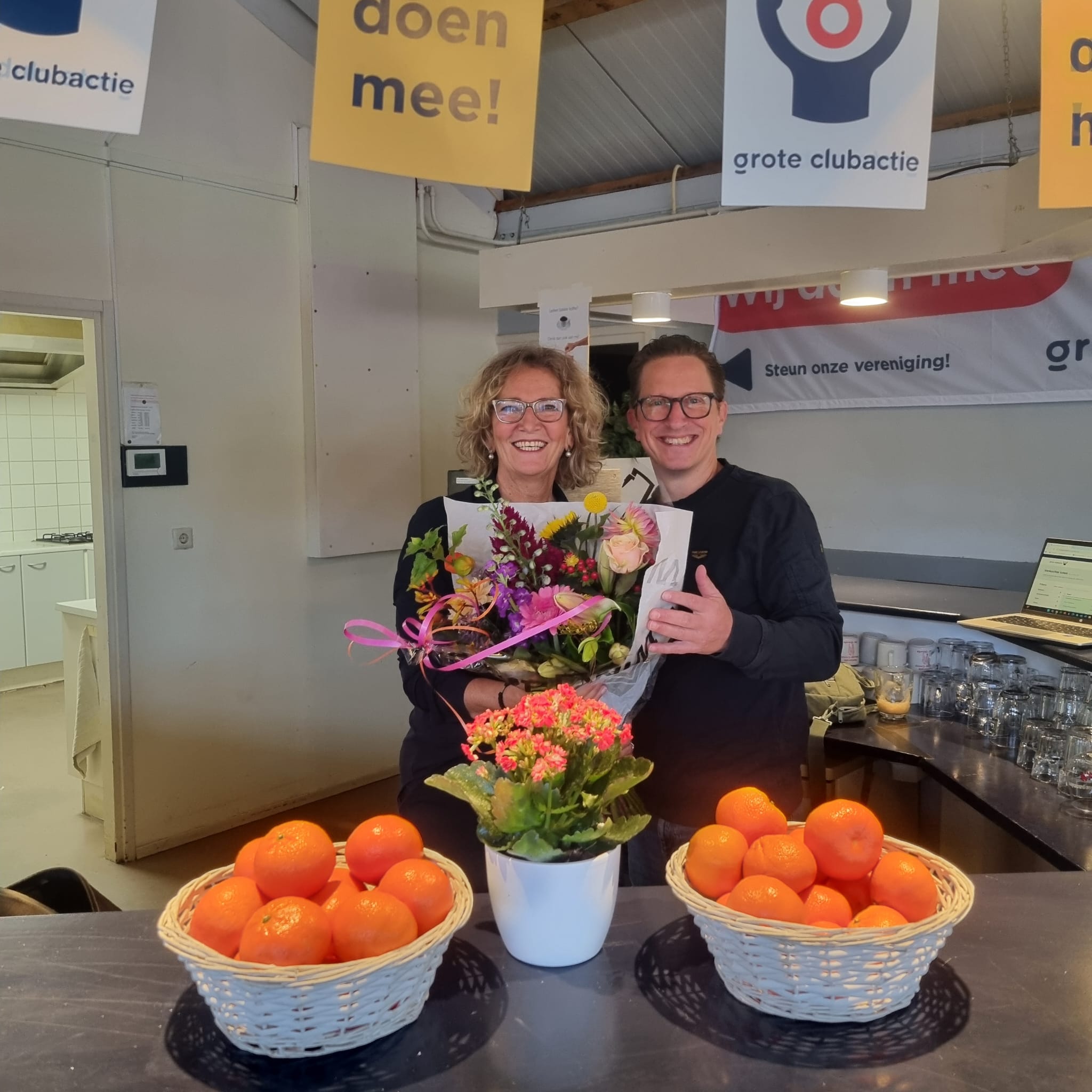 Bloemen voor barcoördinator Karin